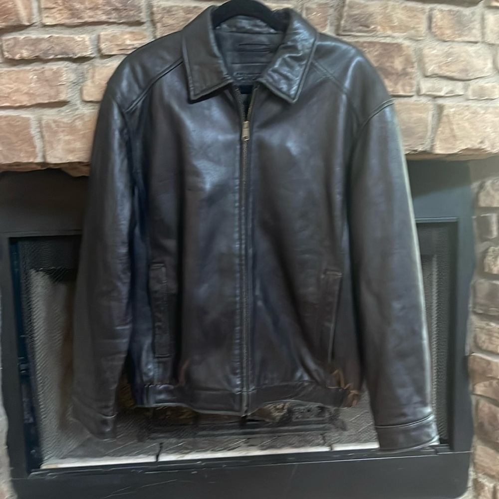 Roundtree & Yorke black “shell genuine lamb skin” jacket with pockets.